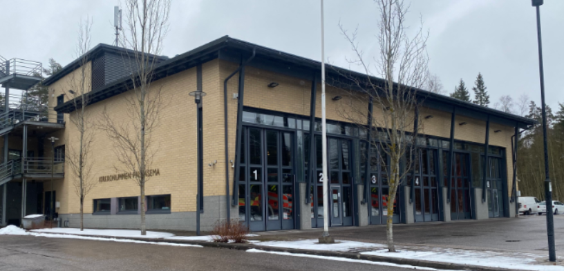 Kirkkonummen palolaitoksessa toteutettu automaatiojärjestelmän päivitys sisälsi monipuolisia korjaustoimenpiteitä, kuten ilmanvaihtokoneiden optimointia, valojen ohjausten parantamista ja energiatehokkuuden hallintaa. Urakka varmistaa kiinteistön energiatehokkaan ja luotettavan toiminnan tulevaisuudessa.